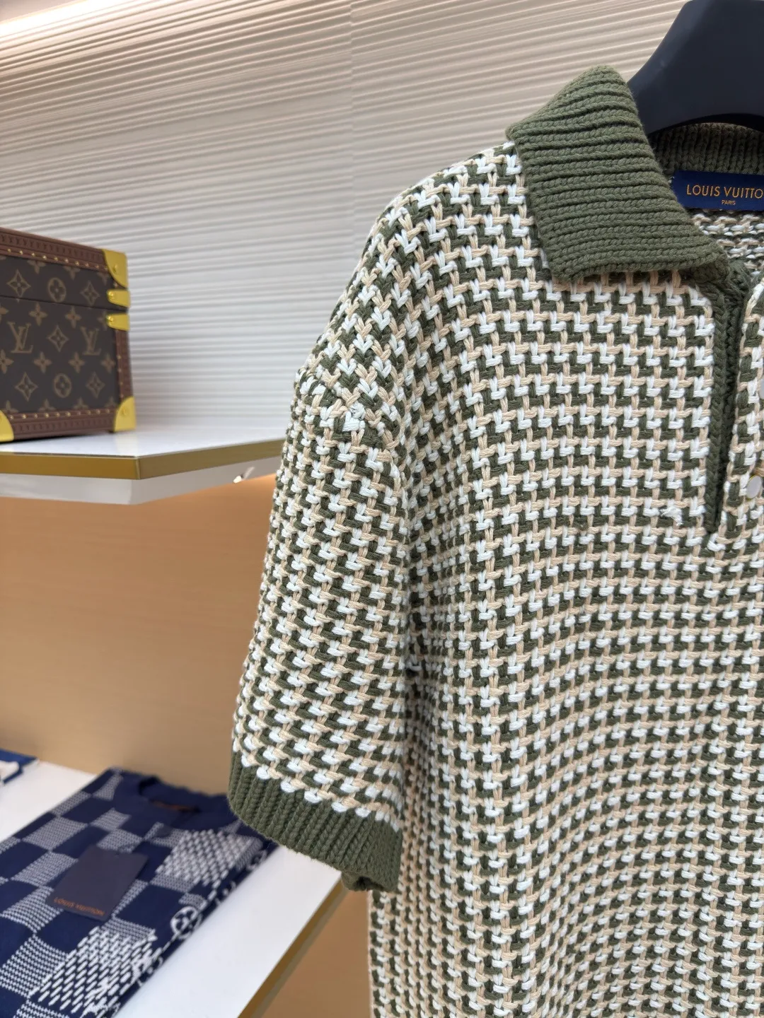 LOUIS VUITTON colorblock jacquard knitted short-sleeved polo shirt ●Item number: 1680285-B20 ●Fabric: woven fabric ●Technology: jacquard knitting ●Version: fitted version ●Weight: about 1000 grams ●Size: S-M-L-XL ●Description: It is made of YB custom-woven cotton fabric, which is naturally soft and comfortable for the upper body. It has first-class breathability, allowing the skin to breathe freely and is not prone to sweating due to hot weather; the grid lines are straight without any distortion and deformation, and YB is disassembled for accurate positioning during the weaving process; the neckline is knitted finely, stiffly and stylishly, which can be used very easily It maintains its shape well and is not easy to loosen after multiple wears; the edges of the folds are flat and naturally connected with the main body; the buttons are of high quality, warm in color, firmly embedded in the clothes, and open and close smoothly; the ribbed cuffs and hem have just the right amount of elasticity to be comfortable to wear, and the overall design and practicality are both there. The overall wiring is straight and delicate, the fabric is comfortable and soft, and the color is consistent without color difference. It can be matched with the same style to create a fashionable look and control various occasions. Customized accessories, complete with three standards, same style for men and women!